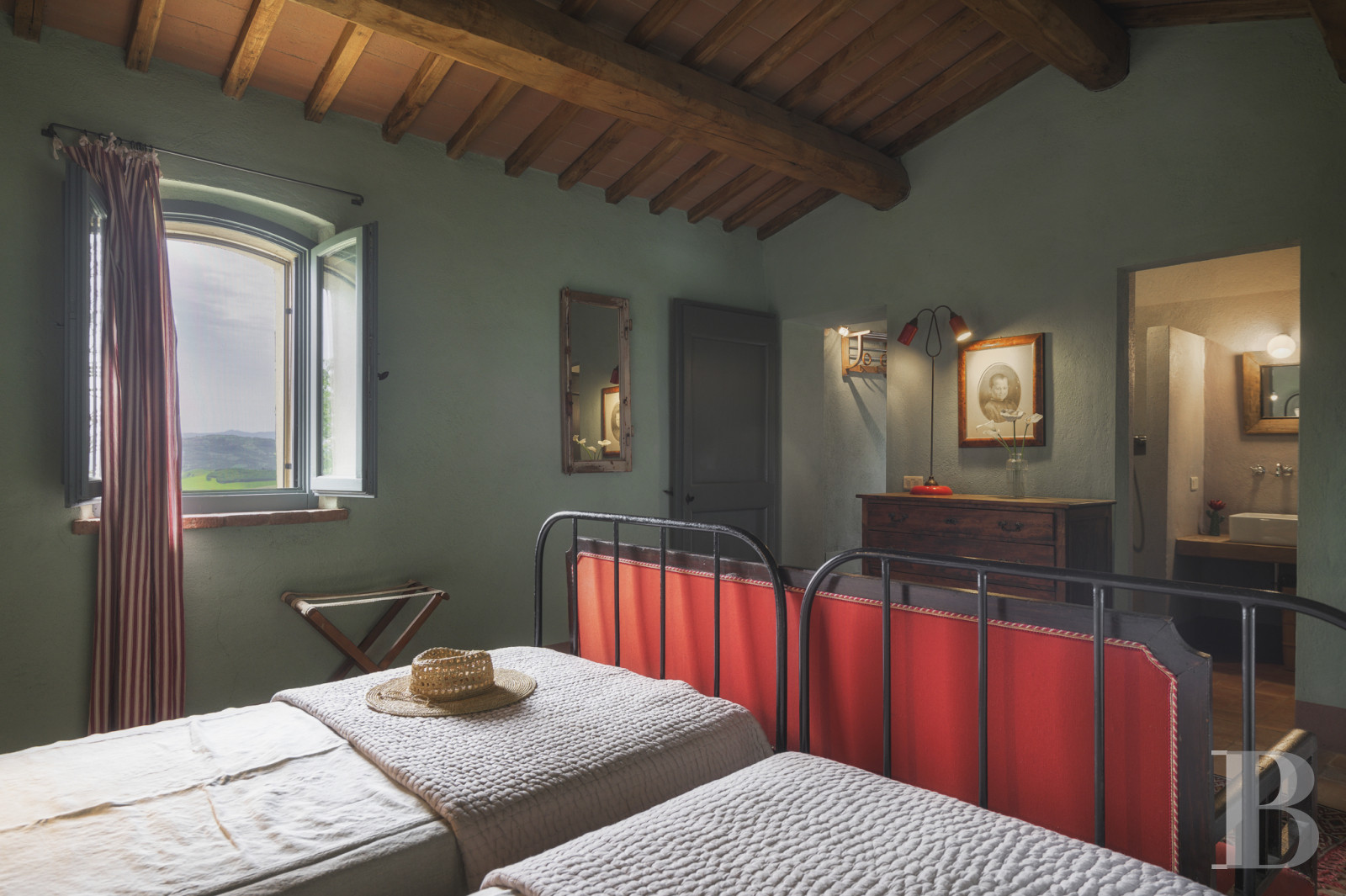 An old olive grove farmhouse restored to its former glory, overlooking the countryside in the Val d'Orcia in Tuscany - photo  n°18